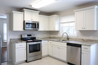 510 Elizabeth Lake Dr in Hampton, VA - Building Photo - Building Photo