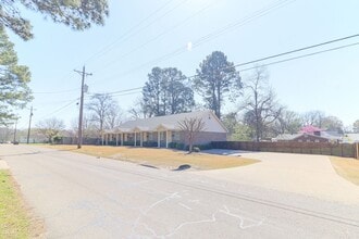 805 E Oak Ave in Jonesboro, AR - Building Photo - Building Photo