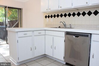 2208 Southgate Square in Reston, VA - Building Photo - Building Photo