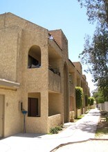 7501 Whitsett Ave in North Hollywood, CA - Foto de edificio - Building Photo
