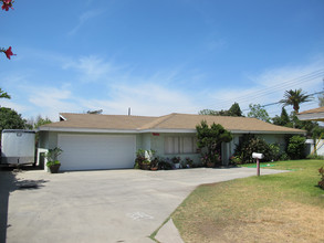 7824 Burns Ave in Downey, CA - Foto de edificio - Building Photo