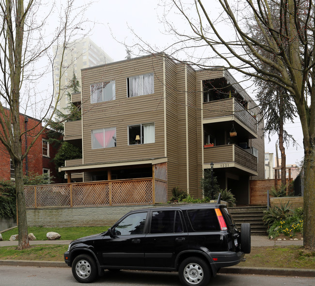 1221 Burnaby St in Vancouver, BC - Building Photo - Building Photo