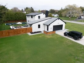 17 Underhill Dr in Southampton, NY - Building Photo