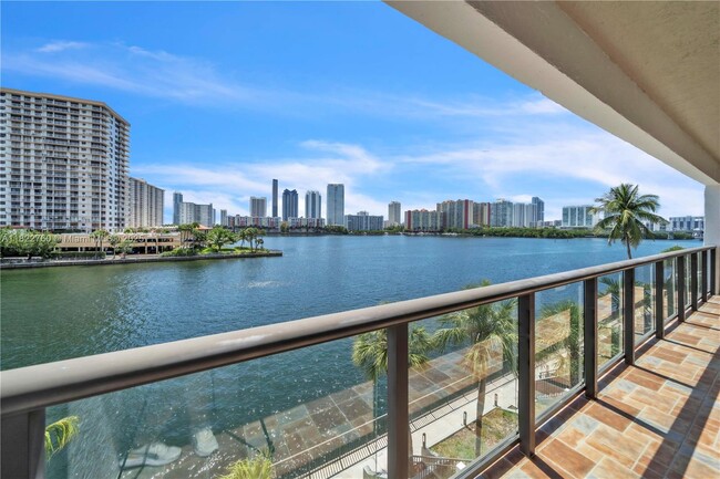 4000 NE 168th St in Miami, FL - Building Photo - Building Photo