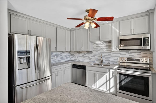 5614 36th Ave N in St. Petersburg, FL - Building Photo - Building Photo