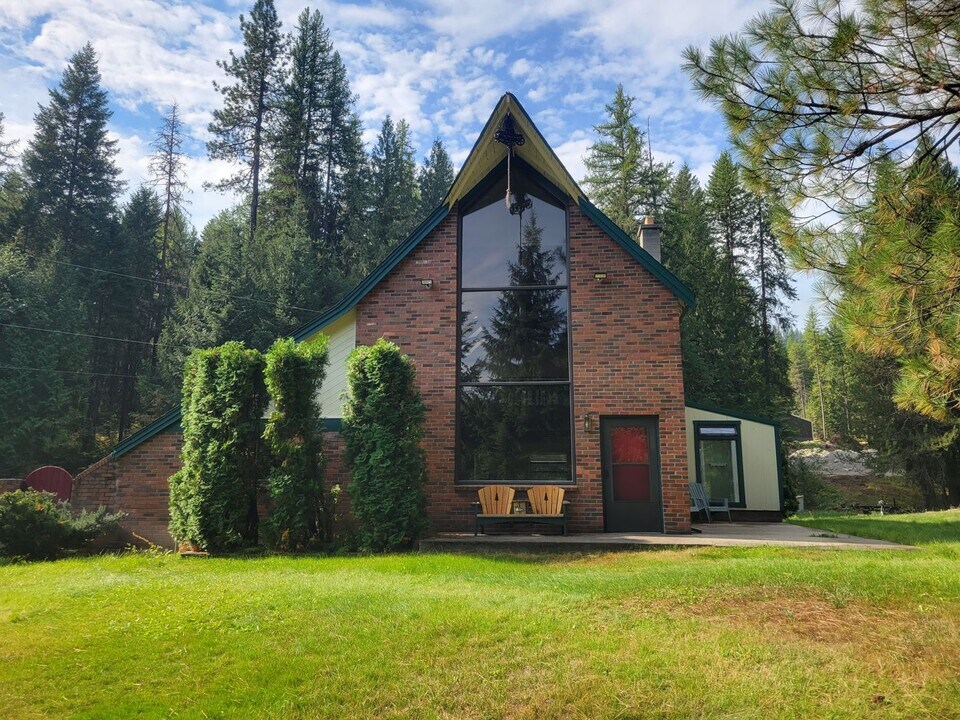 402 Lily Pond Ln in Newport, WA - Building Photo