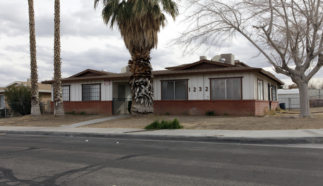 1232 Windy Pass in Barstow, CA - Foto de edificio