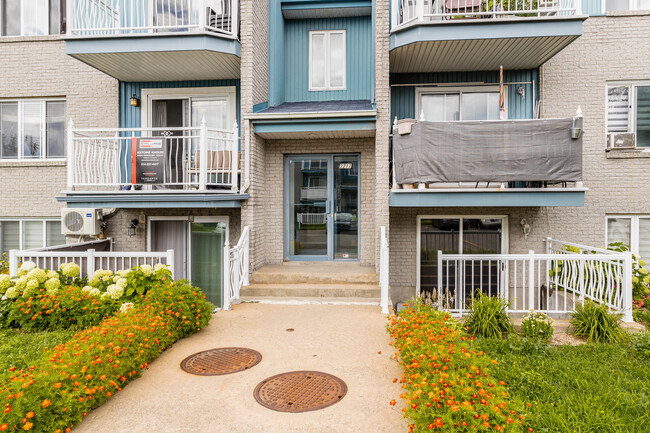 2215 Des Laurentides Boul in Laval, QC - Building Photo - Building Photo