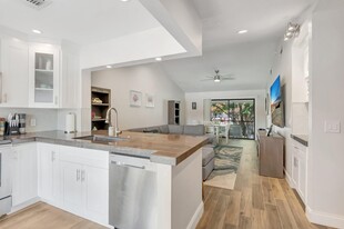 301 Club Cir in Boca Raton, FL - Building Photo