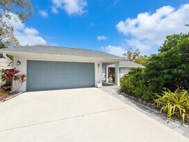 8425 Cypress Lake Cir in Sarasota, FL - Building Photo