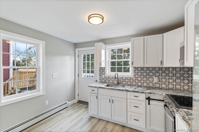 29 Olive St in Waterford, CT - Building Photo - Building Photo