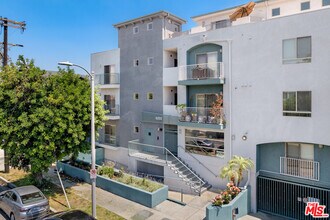 5232 Satsuma Ave in Los Angeles, CA - Building Photo - Building Photo