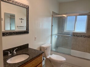 5851 Woodman Ave, Unit 4 in Van Nuys, CA - Foto de edificio - Building Photo