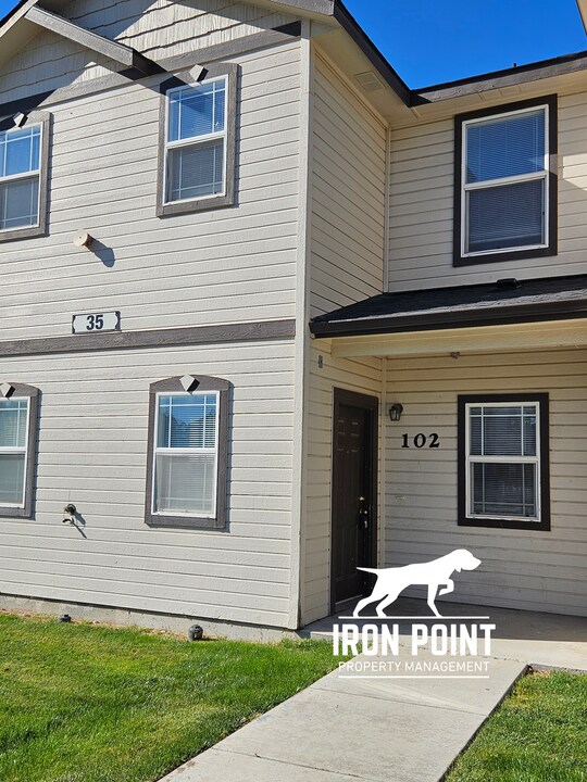 2008 E White Oak Ct in Nampa, ID - Building Photo