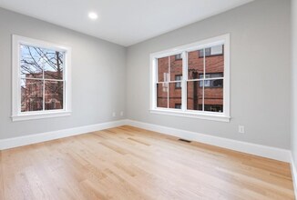30 Dighton St, Unit 2 in Boston, MA - Foto de edificio - Building Photo