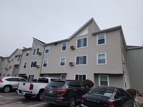 200 Woodlawn Ave, Unit 217 in North Providence, RI - Foto de edificio - Building Photo