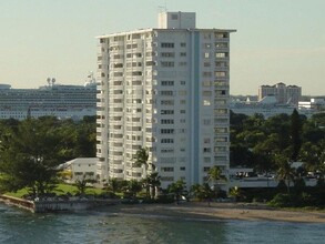 Sky Harbor East in Fort Lauderdale, FL - Foto de edificio - Building Photo