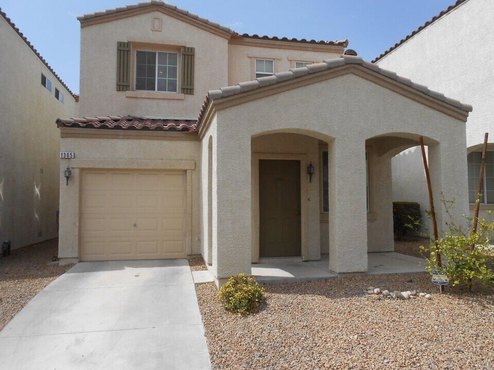 1305 Creek Village Ave in Las Vegas, NV - Building Photo
