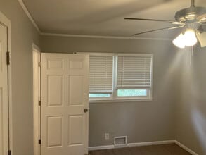 1915 Timothy Dr SW in Atlanta, GA - Foto de edificio - Building Photo