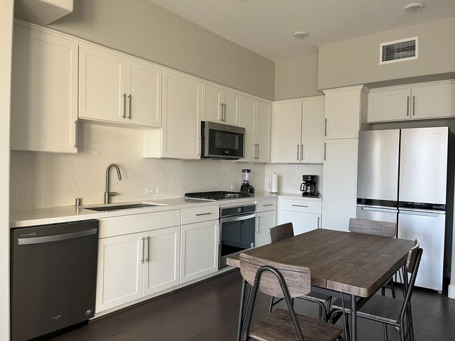 255 Llano de los Robles Ave in San Jose, CA - Foto de edificio - Building Photo