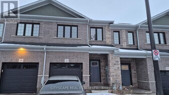 21 Woodedge Cir in Kitchener, ON - Building Photo