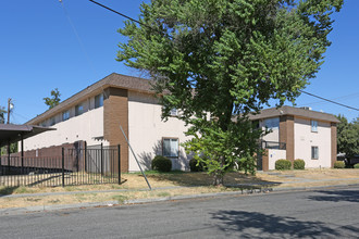 2029 E Pontiac Way in Fresno, CA - Building Photo - Building Photo