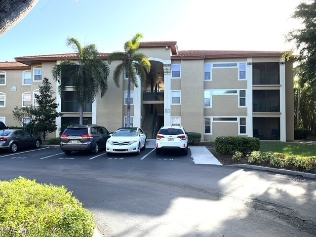 8870 Colonnades Ct W in Bonita Springs, FL - Foto de edificio