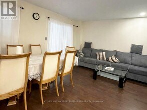 4 New Seabury Dr in Vaughan, ON - Building Photo - Building Photo