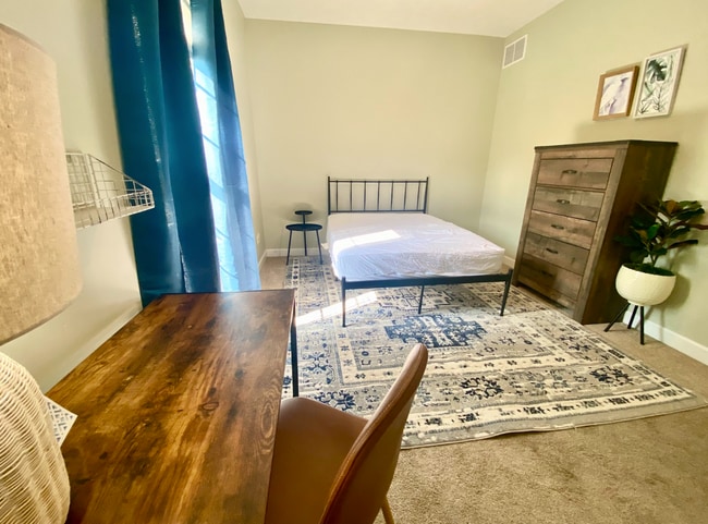 2004 Utica Pike in Jeffersonville, IN - Building Photo - Building Photo