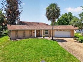 1627 Canal Ct in Tavares, FL - Building Photo