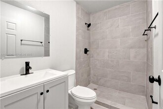 2420 NW 6th Ct in Pompano Beach, FL - Foto de edificio - Building Photo