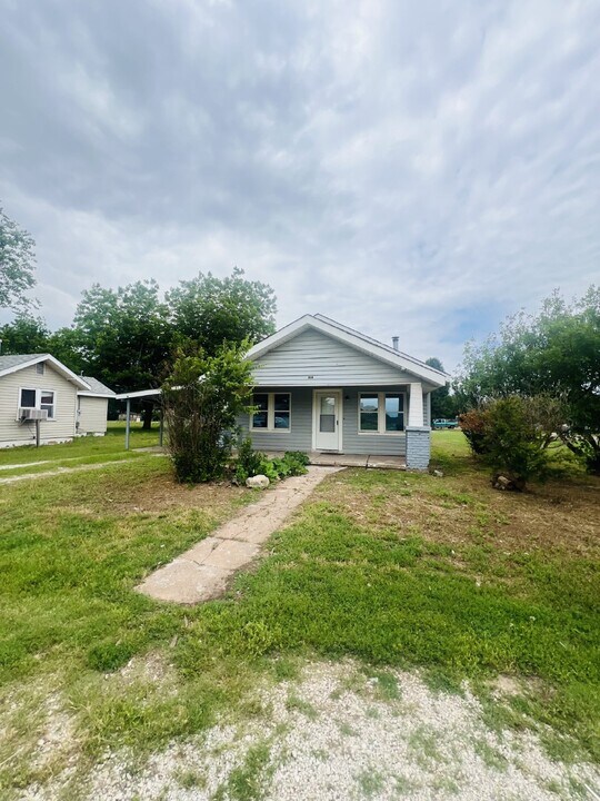 109 N 2nd St in Perry, OK - Building Photo