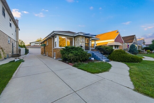 4656 N Narragansett Ave in Harwood Heights, IL - Building Photo - Building Photo