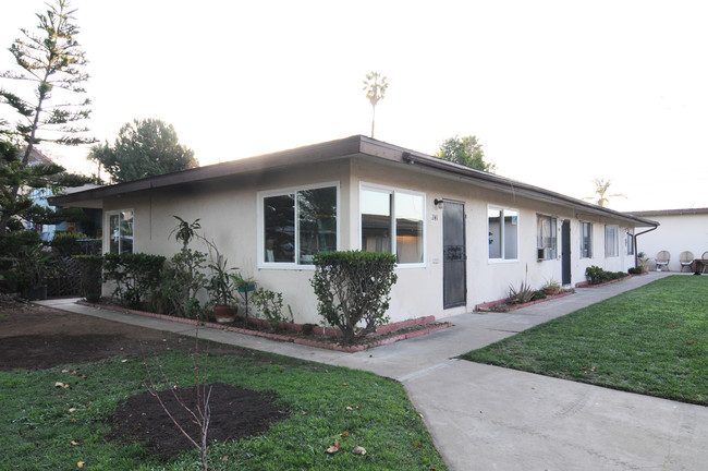 241 W 8th Ave in Escondido, CA - Foto de edificio - Building Photo