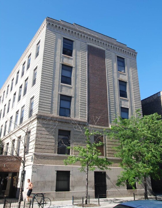 620 W Belmont Ave in Chicago, IL - Building Photo