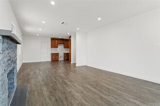 7742 Bakman Ave in Sun Valley, CA - Foto de edificio - Building Photo