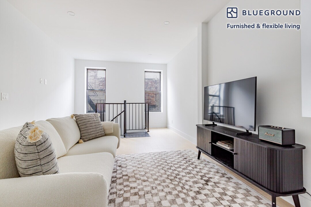 753 9th Ave in New York, NY - Building Photo