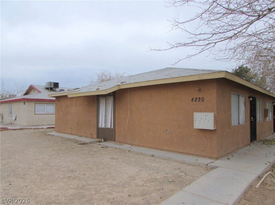 4220 Stewart Ave in Las Vegas, NV - Building Photo