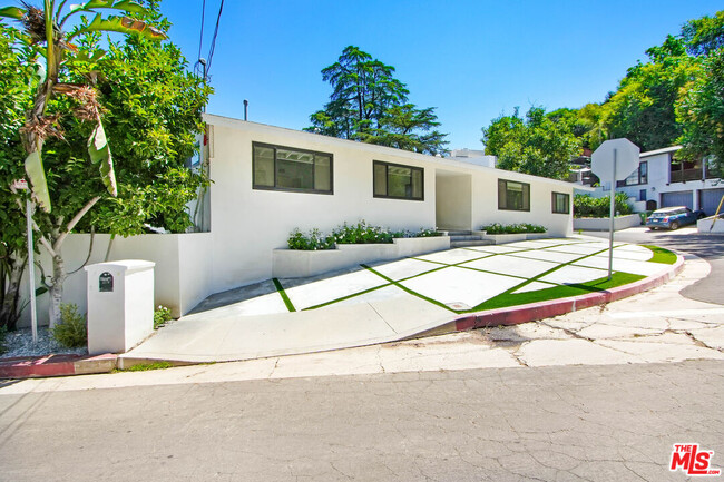 4166 Crisp Canyon Rd in Los Angeles, CA - Building Photo - Building Photo