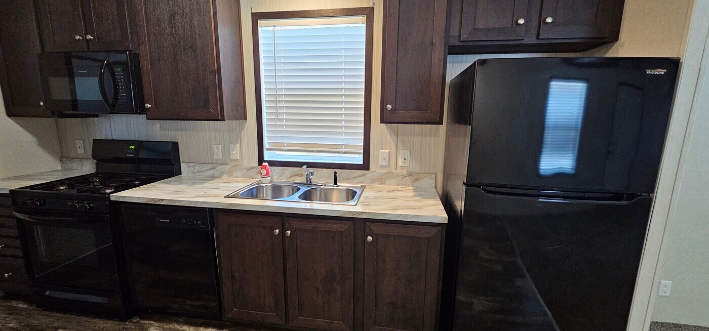 179 Magnolia Pl in Belleville, MI - Building Photo