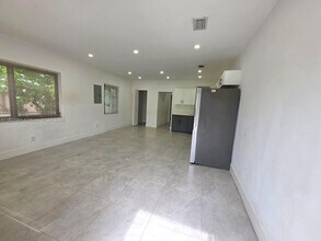 1102 NW 103rd St in Miami, FL - Building Photo - Building Photo