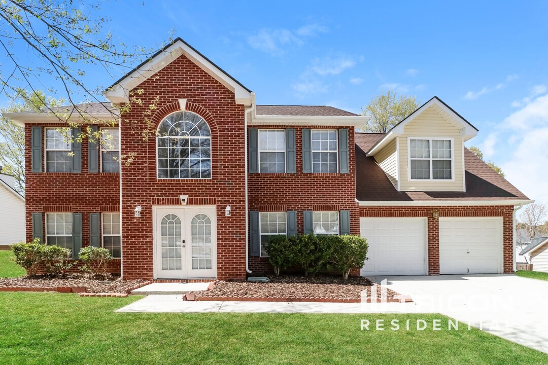 623 Robin Ridge in Stone Mountain, GA - Building Photo