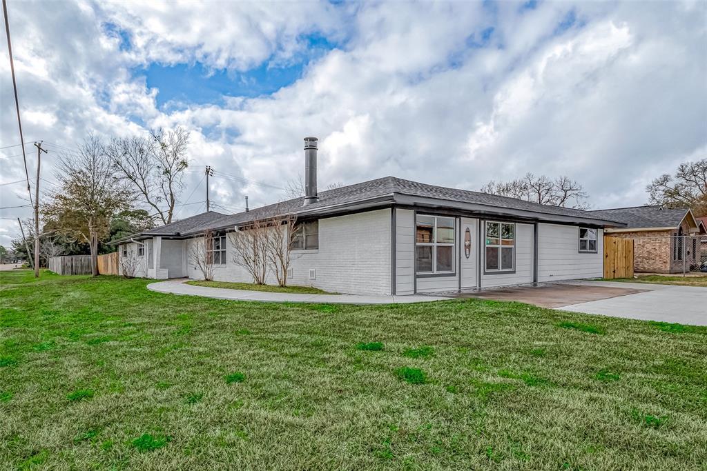 300 Lane Dr in Rosenberg, TX - Building Photo