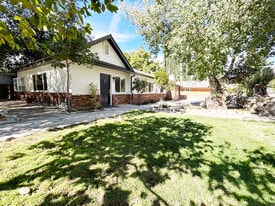 9739 Pinewood Ave in Tujunga, CA - Building Photo