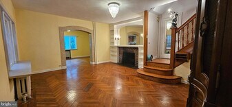 1042 W Lancaster Ave in Bryn Mawr, PA - Building Photo