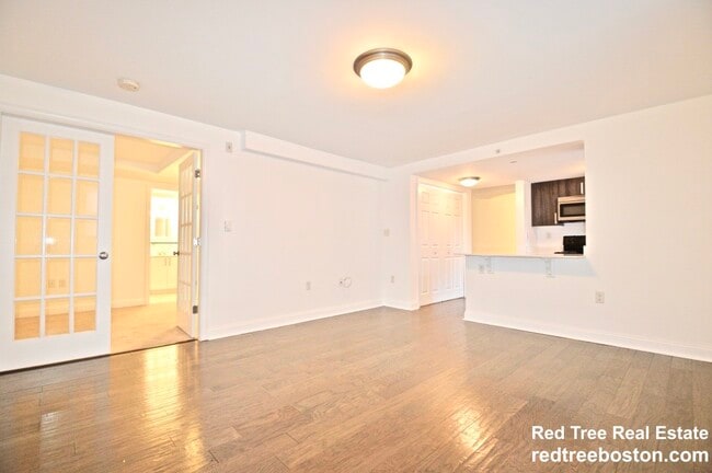 457 Centre St, Unit A in Newton, MA - Foto de edificio - Building Photo