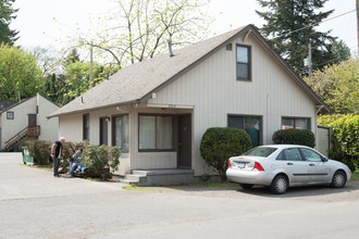 2204 SE Bluebird St in Milwaukie, OR - Building Photo - Building Photo