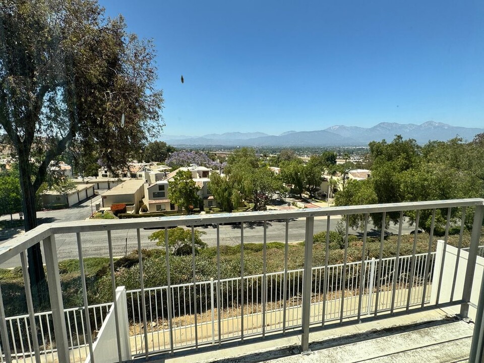 13162 Pinnacle Ct in Chino Hills, CA - Foto de edificio