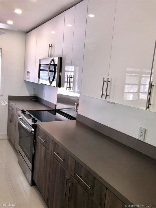 220 Meridian Ave in Miami Beach, FL - Building Photo