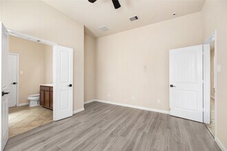 9420 Savannah Holly Dr in Houston, TX - Foto de edificio - Building Photo